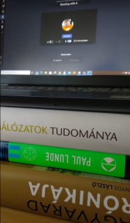 Könyvek a laptop alatt